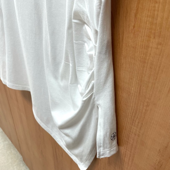 GAIAM V-Neck asymmetrical hem Top WHITE Sz M - Picture 4 of 9
